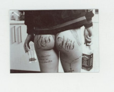 Ragazza con bottiglia Jack Daniels METALLO frigorifero / cassetta degli attrezzi magnete 💋 Bacia questo tatuaggio