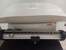 bilancia per neonati meccanica con lettura a cursore SECA, bianca, mai usata