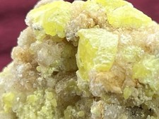 Zolfo giallo su quarzo della