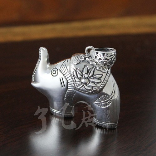Ciondolo elefante loto tronco