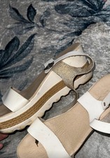 Scarpe aperte con zeppa