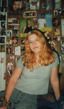 Ragazza camera con poster - in,