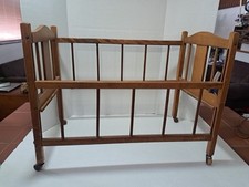 Antica culla per bambole in