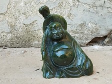 ANTICA SCULTURA STATUINA BUDDHA CINESE SORRIDENTE GIADA VERDE SCURO BASE LEGNO