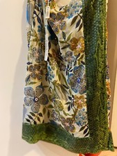 1 gonna nuova elegante fondo bianco e disegni di fiori , contorni  verdi con pai