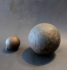 Lotto 2 palle di cannone in ferro del XVI e XVII sec. calibro 4 e 8 