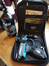 paintball corredo, guanti, maschere, casco, marcatore, e altri accessori, alcuni