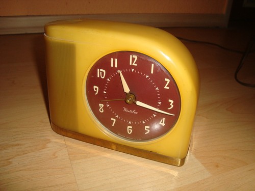 Vecchio orologio sveglia - vecchio,