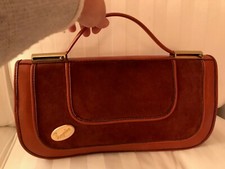 Pochette da giorno, elegante e sportiva. In vera pelle di camoscio e capretto.