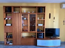 mobile soggiorno moderno con vetrinetta e porta TV