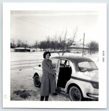 Foto d'epoca donna porta