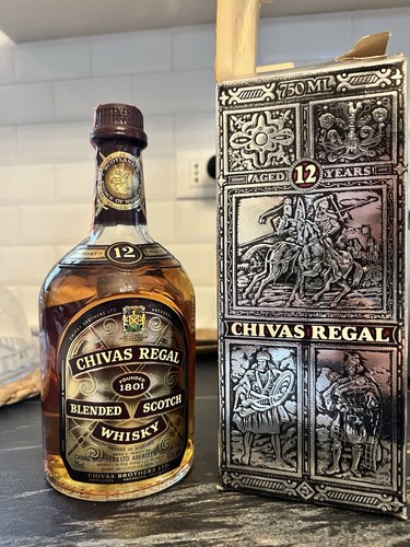 Bottiglia scotch whisky chivas - scotch,