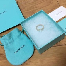 Anello a fascia quadrato a T