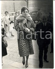 1960 ca ROMA Regina FARAH DIBA passeggia in pelliccia di ghepardo *Foto