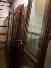 7 porte interne in legno usate, color noce scuro complete di maniglie .