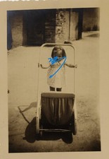 vecchia fotografia foto bambina passeggino carrozzina vintage 1947