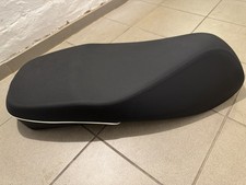 Sella nera bordo bianco