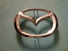 STEMMA EMBLEMA SCRITTA FREGIO LOGO  MAZDA 2 DE (2007-2014) ANTERIORE ORIGINALE 