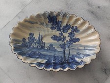 CENTROTAVOLA SAGOMATO CON DECORO PAESAGGIO TINI CREMA E BLÙ MAIOLICHE ASCOLANE