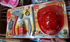 kit pompiere casco e attrezzi