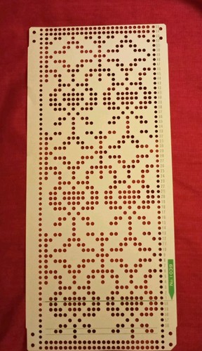 Una scheda perforata dal set