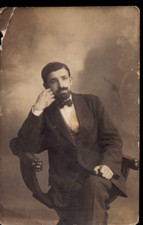FOTO ANNI '20 - RAGAZZO SEDUTO