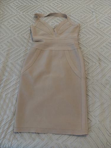 Questo abito bodycon nudo