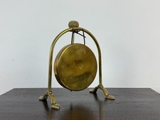 Antico gong da tavolo vintage in ottone con mazza
