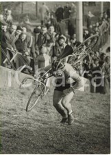 1958 ITALIA CICLOCROSS - Dante BENVENUTI scala pendio con bici in spalla *Foto