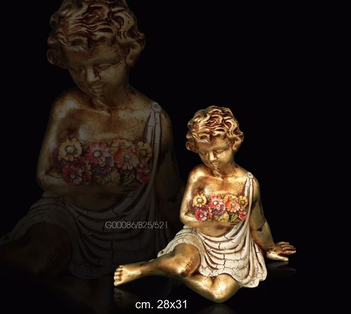 Statua bimba distesa con - con, fiori