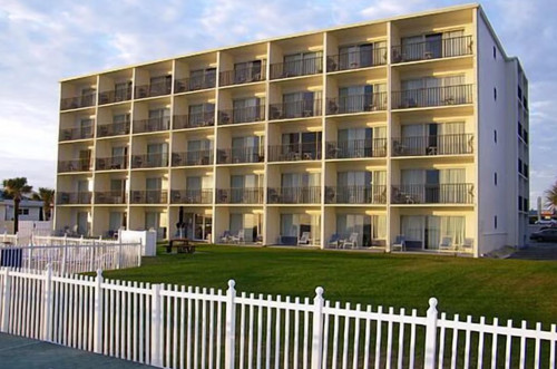 Traders inn beach club - inn,