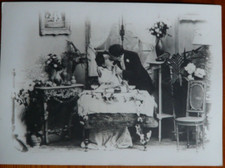 FOTO D'EPOCA  F3 - Coppia di innamorati in salotto liberty