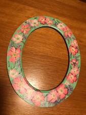 Cornice Ovale "Le Rose Selvatiche" sfondo verde legno realizzata al decoupage