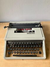 MACCHINA DA SCRIVERE OLIVETTI DORA FUNZIONANTE BEN TENUTA GRIGIO SCRIVANIA