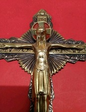 Vecchio crocifisso in metallo