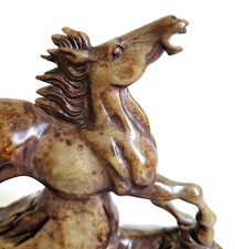 Sculpture en pierre sur socle