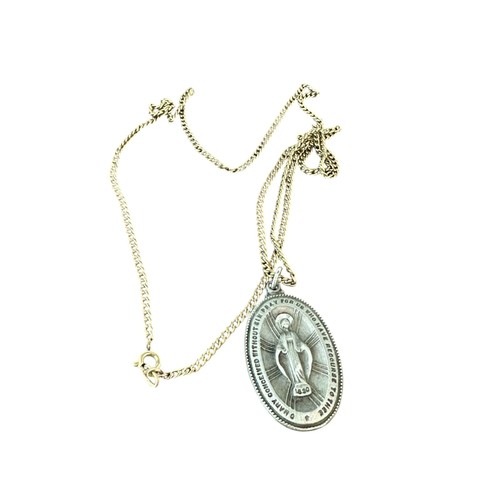 Collana con ciondolo ovale