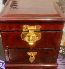  PORTAGIOIE CON CASSETTI IN LEGNO LACCATO E FREGI IN OTTONE, VINTAGE