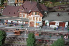 Plastico ferroviario, paesino della baviera con collina, stazione e tunnel
