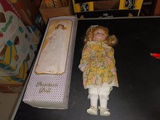 VECCHIA BAMBOLA IN PORCELLANA CON VESTITO GIALLO E SCATOLA ALTEZZA CIRCA 40 CM.