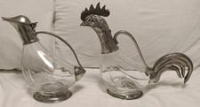 Decanter in peltro e vetro soffiato a forma di gallo e gallina.