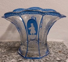 Vaso In Vetro Boemia sec. XIX  A Volute Con Figure Arte Vintage H.15 Larg. 20.