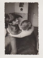 Due giovani uomini belli e