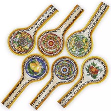 Poggia mestolo in pregiata ceramica, in vari decori, l 27 x 12 cm ca. (1Unità)