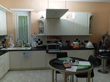 Cucina laccata bianca completa di elettrodomestici usata