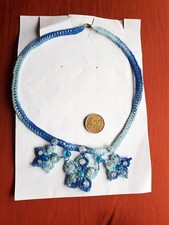 Collana colletto fatta a uncinetto colore azzurro con pietre 
