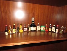 Lotto di 19 bottiglie mignons