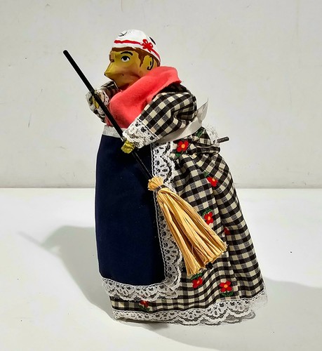 Paya personaggio con scopa - paya,