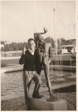 B5 - Foto Photo Fotografia Anni 60 - Uomo abbraccio statua fontana