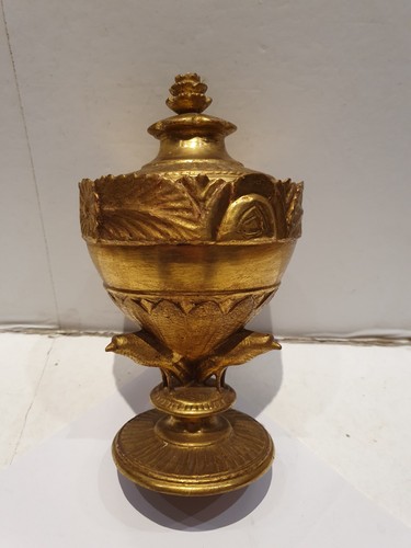 Antico vaso con coperchio